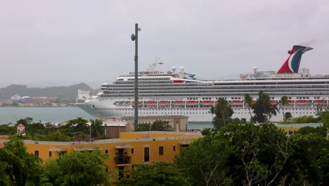 Crucero-De-Conquista-De-Carnaval-Llegando-Al-Puerto