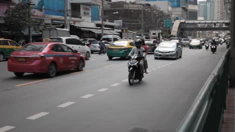Tráfico-Y-Motocicleta-En-Bangkok,-Tailandia
