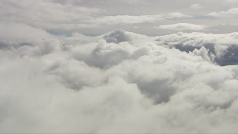 Hubschrauberaufnahme-über-Großen-Formationen-Aus-Weißen,-Flauschigen-Wolken