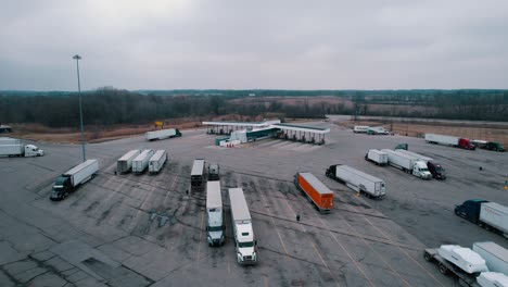 Estacionamiento-De-Parada-De-Camiones-Y-Vista-Aérea-De-Bombas