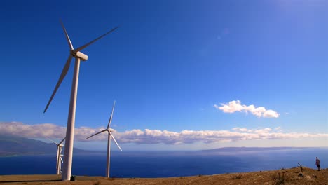 Die-Windmühlen-Von-Hawaii-Liegen-Weit-Entfernt,-In-Der-Ferne-Sind-Menschen-Und-Das-Meer-Zu-Sehen