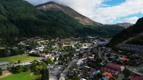 Beautiful-township-of-Queenstown-with-streets-and-homes,-aerial-view