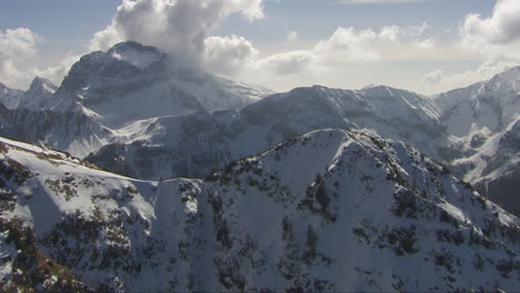 Luftaufnahme-Eines-Dollys-über-Einem-Berggipfel,-Der-Die-Großen-Schneebedeckten-Alpen-In-Italien-Freigibt