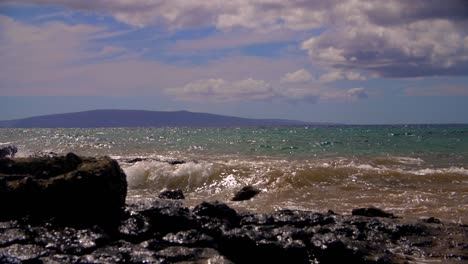 Hawaii-Sandküste,-Felsen,-Entfernter-Berg-Und-Schnorchler-In-Zeitlupe
