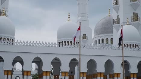 La-Arquitectura-De-La-Mezquita-Sheikh-Zayed-Al-nahyan-Indonesia-Fue-Construida-Deliberadamente-Similar-A-La-Gran-Mezquita-Sheikh-Zayed-En-Abu-Dhabi,-Emiratos-árabes-Unidos