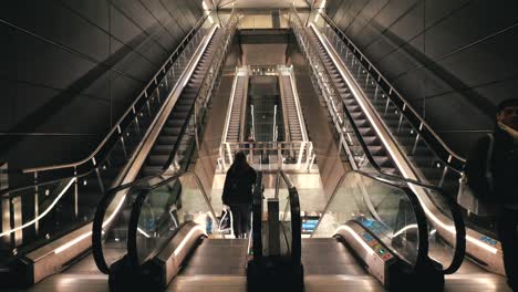 Una-Escalera-Mecánica-En-El-Metro,-Copenhague,-Dinamarca