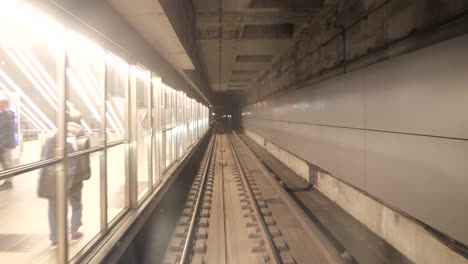 U-Bahn-Tunnel,-In-Kopenhagen,-Dänemark