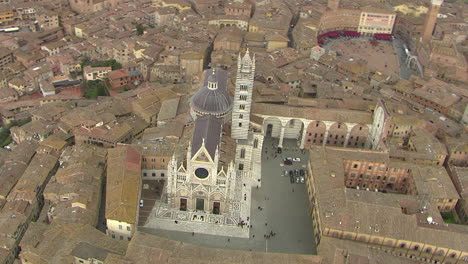 Aerial-establishing-shot-of-Duomo-di-Sienna-in-downtown-Sienna,-Italy