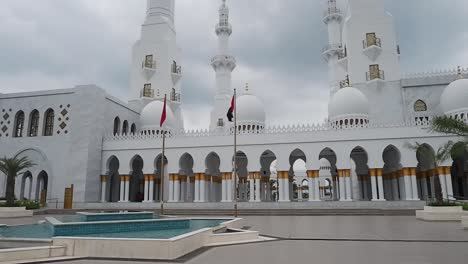 La-Arquitectura-De-La-Mezquita-Sheikh-Zayed-Al-nahyan-Indonesia-Fue-Construida-Deliberadamente-Similar-A-La-Gran-Mezquita-Sheikh-Zayed-En-Abu-Dhabi,-Emiratos-árabes-Unidos