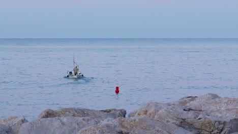 El-Barco-De-Un-Pescador-Solitario-Sale-Al-Mar-Durante-La-Luz-De-La-Mañana
