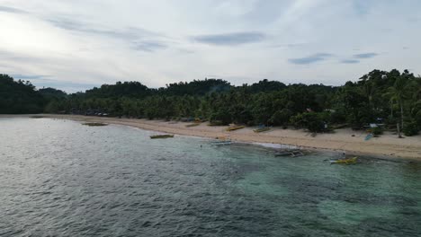 Luftaufnahme-Des-Tropischen-Strandes-Mit-Weißem-Sand-Und-Bangka-Booten,-Catanduanes,-Philippinen