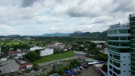 Erstellung-Einer-Drohnenaufnahme-Des-Tropischen-Stadtzentrums-Von-Virac,-Catanduanes,-Philippinen