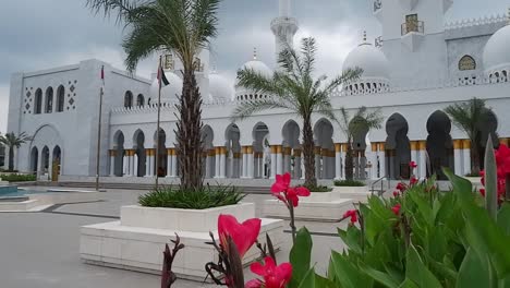 Die-Architektur-Der-Scheich-Zayid-al-Nahyan-Moschee-In-Indonesien-ähnelt-Bewusst-Der-Der-Großen-Scheich-Zayid-Moschee-In-Abu-Dhabi,-Vereinigte-Arabische-Emirate