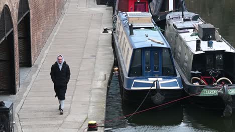 Strolling-along-the-Regents-Canal,-London,-United-Kingdom