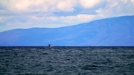 Hawaii-Entferntes-Boot,-Das-über-Den-Hintergrund-Des-Ozeangebirgs-In-Zeitlupe-Fährt