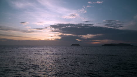 Puesta-De-Sol-Frente-Al-Mar-Sobre-El-Mar-Con-Pequeñas-Islas-Recortadas-En-La-Playa-De-Tanjung-Aru-Kota-Kinabalu,-Sabah,-Malasia