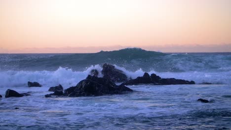 Hawaii-Welle-Kracht-Auf-Felsen,-Goldene-Stunde-In-Zeitlupe-1