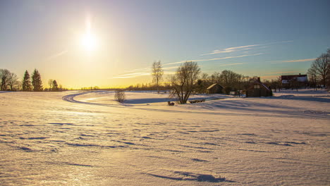 Tag-Der-Ländlichen-Winterlandschaft-Mit-Sonne,-Die-über-Den-Himmel-Rollt,-Fusionszeitraffer