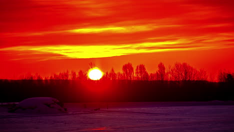 Wunderschöner-Orangefarbener-Sonnenaufgang-über-Einer-Winterlandschaft