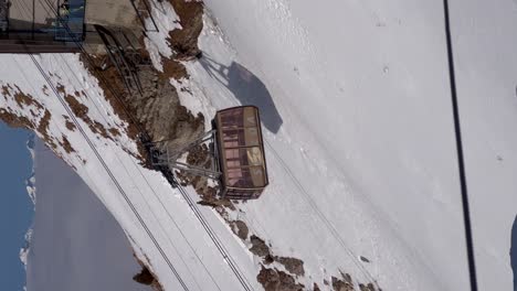 Vertikale-Aufnahmen-Einer-Seilbahn,-Die-Schneebedeckte-Berge-In-Den-Dolomiten-Von-Oritisei-Hinabfährt,-Einem-Perfekten-Wintersportziel
