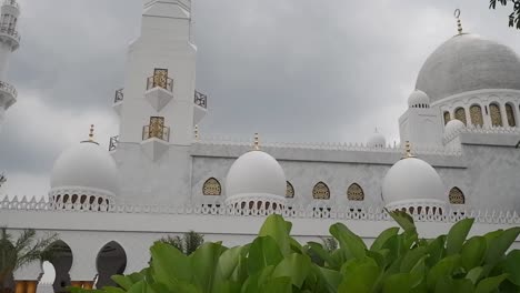 Die-Architektur-Der-Scheich-Zayid-al-Nahyan-Moschee-In-Indonesien-ähnelt-Bewusst-Der-Der-Großen-Scheich-Zayid-Moschee-In-Abu-Dhabi,-Vereinigte-Arabische-Emirate