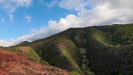 Descubra-La-Incomparable-Belleza-Natural-De-Las-Verdes-Montañas-De-Kauai,-Que-Ofrecen-Vistas-Panorámicas,-Exuberante-Vegetación,-Cascadas-Y-Senderos-Para-Caminatas,-En-Un-Paraíso-De-Ecoturismo-Sostenible