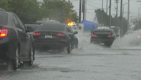 Straßen-Wegen-Starker-Regenfälle-überflutet
