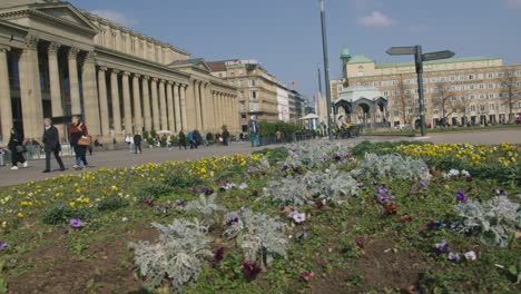 Bunte-Blumen-Und-Menschen-Schwenken-Den-Schlossplatz-In-Der-Innenstadt-Von-Stuttgart-In-4K,-Rotes-Komodo-Cooke-Mini-S4i-Objektiv-In-Premiumqualität-|-Nachricht