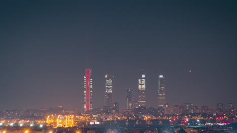 Nahaufnahme-Detailaufnahme-Zeitraffer-Madrid-Skyline-Innenstadt-Zeitraffer-Während-Der-Nacht-Mit-Zwei-Hellen-Himmelsobjekten,-Die-Die-Venus--Und-Jupiter-Konjunktion-Einstellen