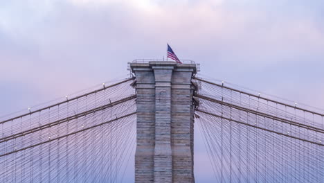 Zeitraffer-Der-Amerikanischen-Flagge,-Die-Am-Späten-Nachmittag-Auf-Der-Brooklyn-Bridge-Weht,-Bei-Bewölktem-Himmel