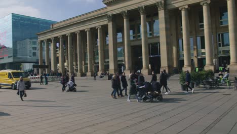 Glorieta-Y-Auto-Completo-Panning-Shot-schlossplatz-En-El-Centro-De-Stuttgart-En-4k,-Lente-Roja-Komodo-Cooke-Mini-S4i-Calidad-Premium-|-Noticias