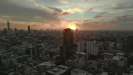 Sunset-behind-skyline-skyscrapers