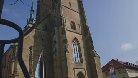 Kippen-Sie-Die-Evangelische-Schlosskirche-Nach-Unten,-Mit-Menschen,-Die-Schwenken,-Aufnahme-Des-Schlossplatzes-In-Der-Innenstadt-Von-Stuttgart-In-4K,-Rotes-Komodo-Cooke-Mini-S4i-Objektiv-In-Premiumqualität-|-Nachricht