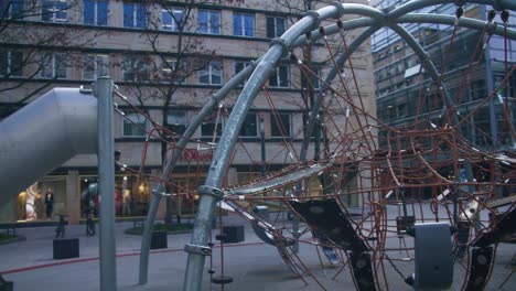 Nahaufnahme-Eines-Leeren-Spielplatzes-In-Der-Stadt,-Schwenkaufnahme-Schlossplatz-In-Der-Innenstadt-Von-Stuttgart-In-4K,-Rotes-Komodo-Cooke-Mini-S4i-Objektiv-In-Premiumqualität-|-Nachricht