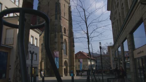 Inclinación-Lenta-Hacia-Abajo-Cerca-De-La-Persona-Protestante-Castillo-Iglesia-Panning-Shot-schlossplatz-En-El-Centro-De-Stuttgart-En-4k,-Rojo-Komodo-Cooke-Mini-S4i-Lente-Calidad-Premium-|-Noticias