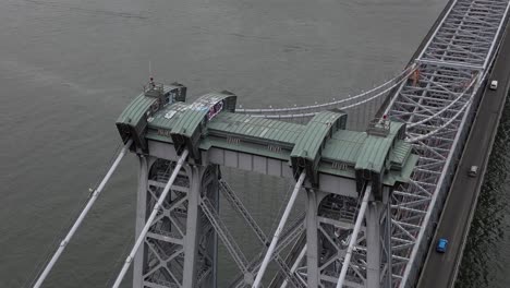 Eine-Luftaufnahme-über-Die-Williamsburg-Bridge-In-New-York-An-Einem-Bewölkten-Tag