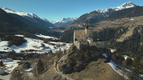 Drohnen-Dolley-Aufnahme-Des-Alten-Schlosses-Tarasp-Zwischen-Den-Hohen-Bergen-Der-Schweizer-Alpen
