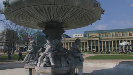 Statue-Und-Menschenmenge-Beim-Schwenken-Des-Schlossplatzes-In-Der-Innenstadt-Von-Stuttgart-In-4K,-Rotes-Komodo-Cooke-Mini-S4i-Objektiv-In-Premiumqualität-|-Nachricht