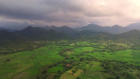 Toma-De-Drones-De-4k-De-Tierra-Agrícola-Con-Cordillera-Al-Fondo
