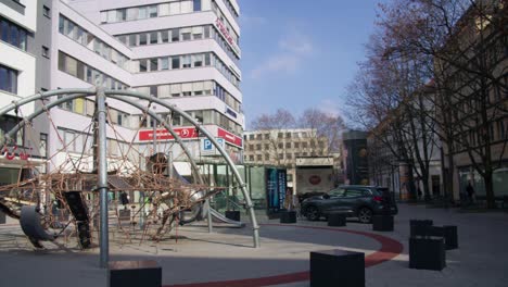 Leerer-Spielplatz,-Stadtstraße,-Schwenk,-Schuss-Schlossplatz-In-Der-Innenstadt-Von-Stuttgart-In-4K,-Rotes-Komodo-Cooke-Mini-S4i-Objektiv-In-Premiumqualität-|-Nachricht