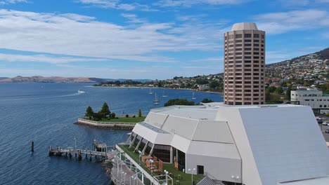 Hobart,-Tasmania,-Australia---17-De-Marzo-De-2019:-Acercándose-Al-Casino-Wrest-Point-Con-El-Río-Derwent-Al-Fondo