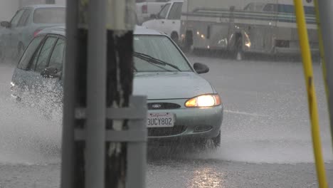 Autos-Fahren-Durch-überflutete-Straßen
