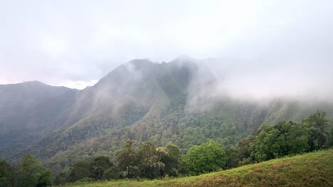 Filmische-Drohnenaufnahme,-Die-Den-Regenwald-Taldschungel-Enthüllt,-Während-Sie-Durch-Die-Wolken-Im-Rijani-Vulkan-Im-Zentrum-Von-Lombok,-Indonesien,-Fliegt