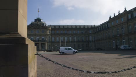 Conducción-De-Vehículos,-Tiro-Panorámico-De-La-Columna-Media-schlossplatz-En-El-Centro-De-Stuttgart-En-4k,-Lente-Roja-Komodo-Cooke-Mini-S4i-De-Calidad-Superior-|-Noticias