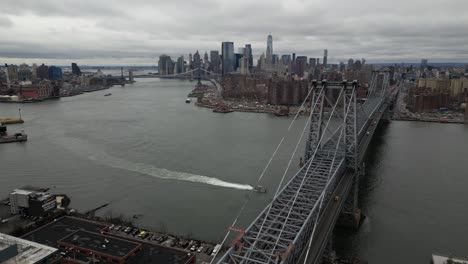 Una-Vista-Aérea-De-ángulo-Alto-De-Brooklyn-Y-El-Bajo-Manhattan-Desde-El-Puente-De-Williamsburg-En-Ny-En-Un-Día-Nublado