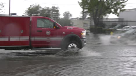 Camión-De-Bomberos-Respondiendo-A-Grandes-Inundaciones
