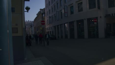 Hora-Dorada-Ciudad-Calle-Panorámica-Tiro-schlossplatz-En-El-Centro-De-Stuttgart-En-4k,-Rojo-Komodo-Cooke-Mini-S4i-Lente-Calidad-Premium-|-Noticias