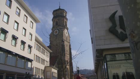 Toma-Estática-De-Turistas-Caminando-Cerca-De-Evangelische-Schlosskirche-schlossplatz-En-El-Centro-De-Stuttgart-En-4k,-Lente-Roja-Komodo-Cooke-Mini-S4i-Calidad-Premium-|-Noticias