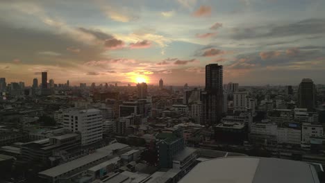 Perfekter-Orangefarbener-Sonnenuntergang-über-Der-Metropole-Asiens