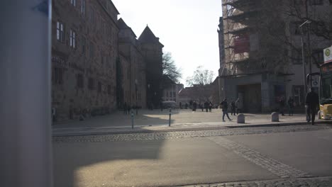 Bushaltestelle-Golden-Hour-Schwenk-Shot-Schlossplatz-In-Der-Innenstadt-Von-Stuttgart-In-4K,-Rotes-Komodo-Cooke-Mini-S4i-Objektiv-Premiumqualität-|-Nachricht